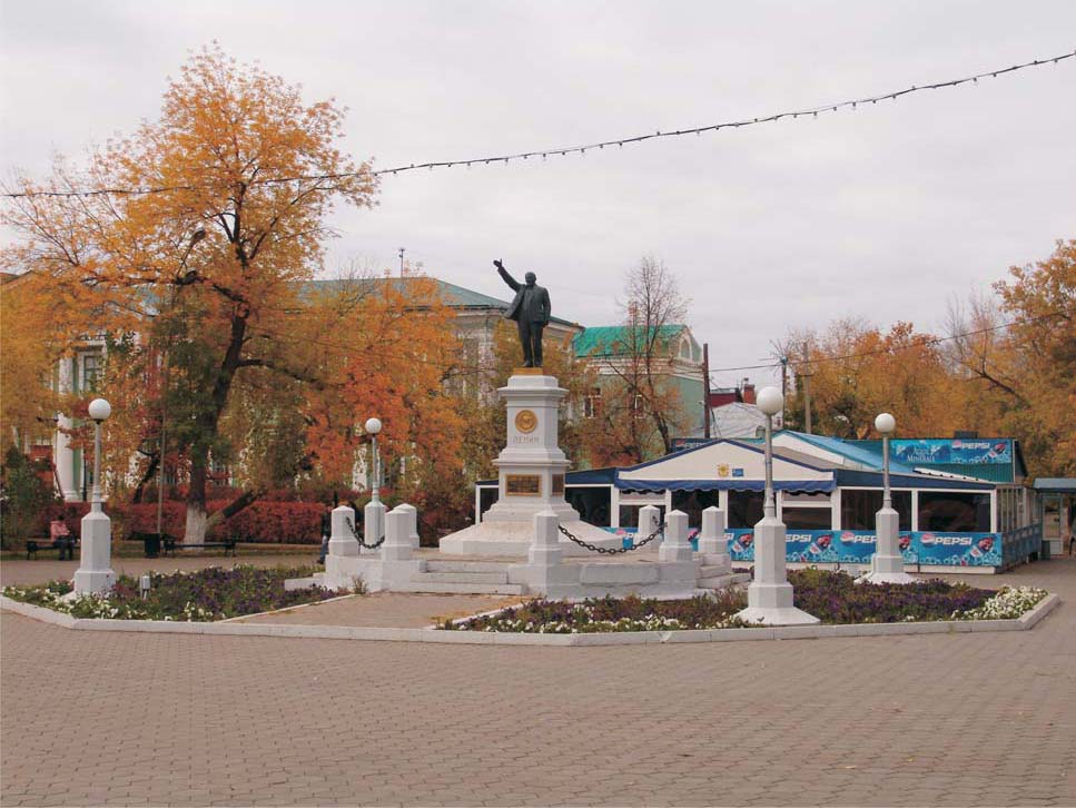 Вид на Сквер им. Ленина осенью